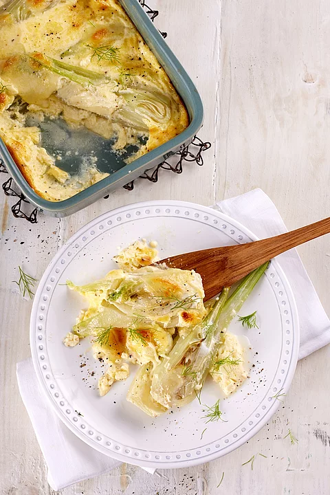 Auflaufform mit überbackenem Fenchel, Teller mit Fenchel-Ofengemüse