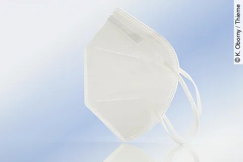 FFP-2-Maske auf hellblauem Hintergrund