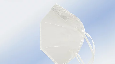 FFP-2-Maske auf hellblauem Hintergrund