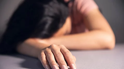 Frau hat den Kopf auf dem Tisch Frau hat den Kopf auf dem Tisch