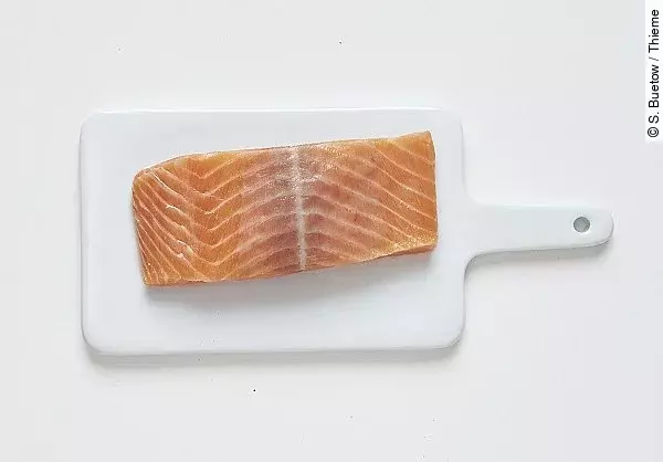Lachsfilet auf weißem Küchenbrett