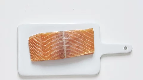 Lachsfilet auf weißem Küchenbrett