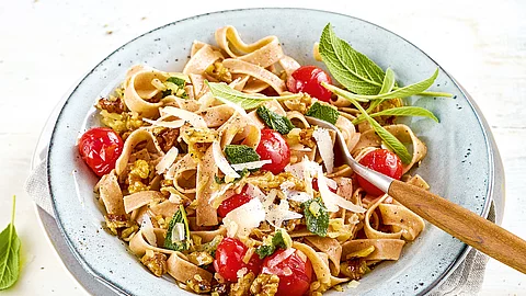 Bandnudeln mit Tomaten und Salbei-Nuss-Butter