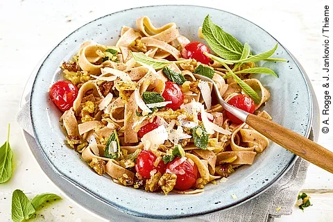 Bandnudeln mit Tomaten und Salbei-Nuss-Butter