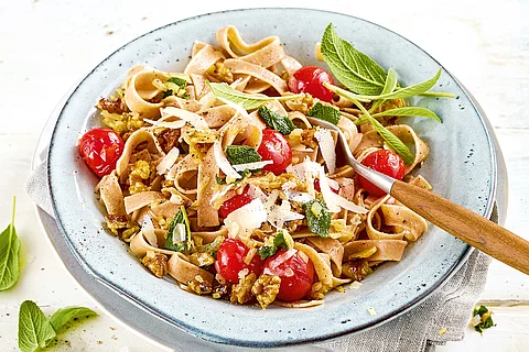 Bandnudeln mit Tomaten und Salbei-Nuss-Butter