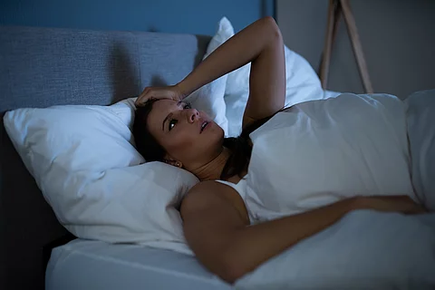 Frau schlaflos im Bett