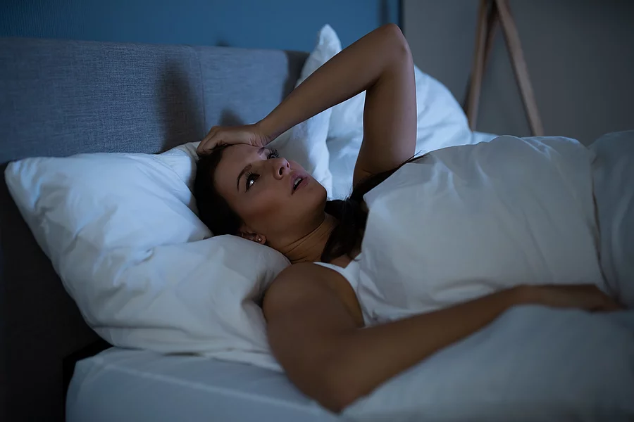 Sad Woman Lying On Bed Frau schlaflos im Bett