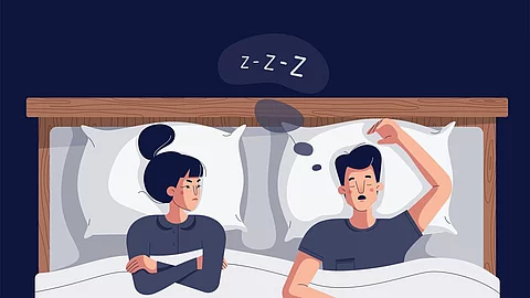 Cartoon-Zeichnung Frau liegt neben schnarchendem Mann im Bett und schaut zornig