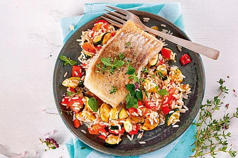 Seelachsfilet auf Gemüsereis