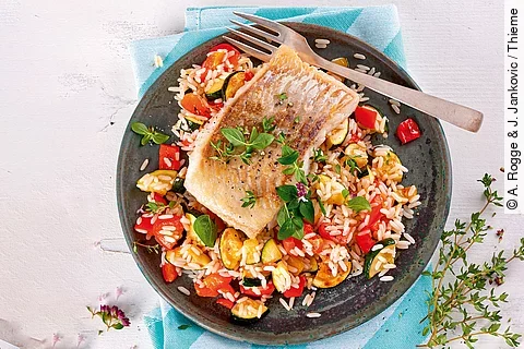 Seelachsfilet auf Gemüsereis