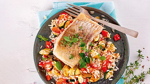 Seelachsfilet auf Gemüsereis