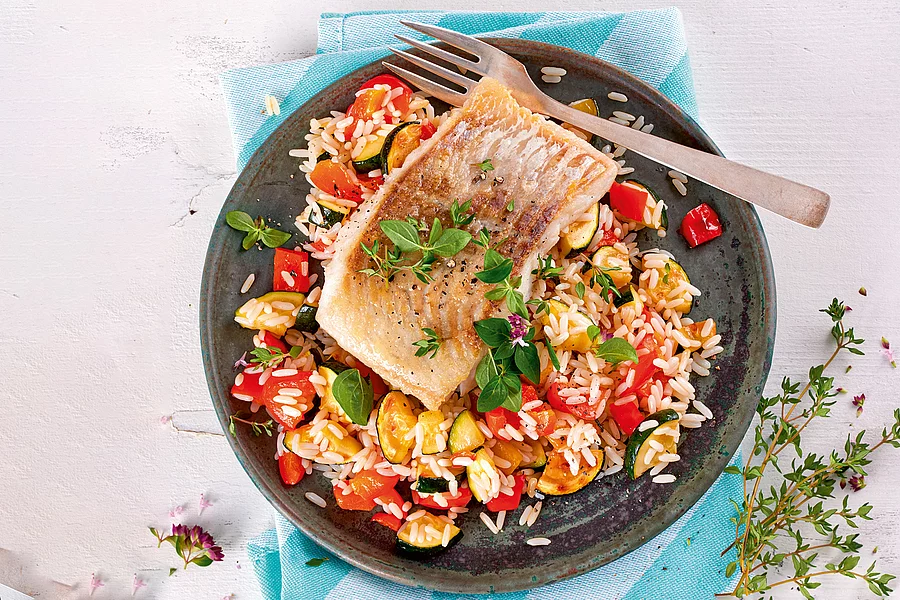 Seelachsfilet auf Gemüsereis