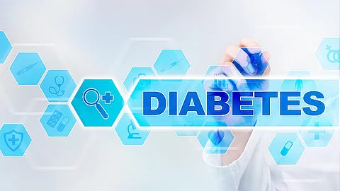 Medical doctor drawing diabetes on the virtual screen. Animierter Diabetes-Banner mit Arzt im Hintergrund