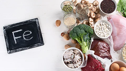 Iron rich foods Eisenreiche Nahrungsmittel: Leber, Eier, Hülsenfrüchte, Nüsse, Rindfleisch, Pilze