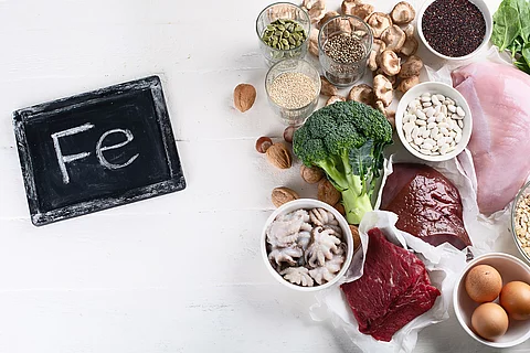 Eisenreiche Nahrungsmittel: Leber, Eier, Hülsenfrüchte, Nüsse, Rindfleisch, Pilze