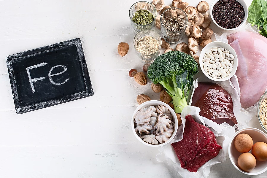 Eisenreiche Nahrungsmittel: Leber, Eier, Hülsenfrüchte, Nüsse, Rindfleisch, Pilze