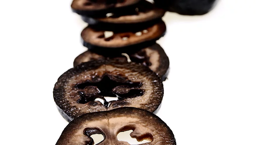 in scheiben geschnittene schwarze walnüsse