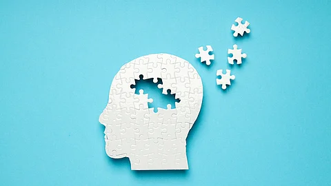 Kopf in Form eines Puzzles, einige Puzzlesteine fehlen