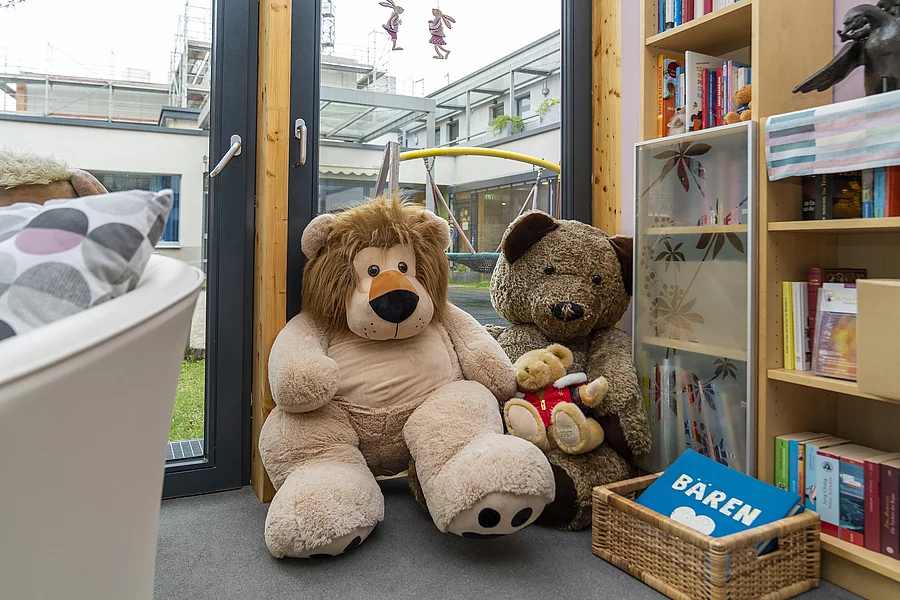 Kuscheltiere, Bär, Tiger in einem Kinderzimmer