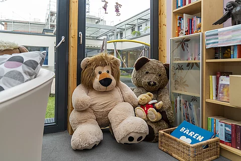 Kuscheltiere, Bär, Tiger in einem Kinderzimmer