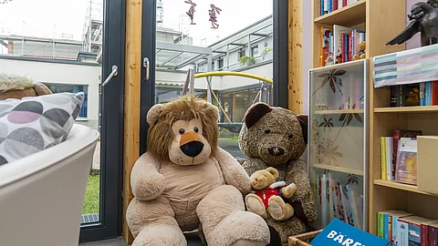 Kuscheltiere, Bär, Tiger in einem Kinderzimmer