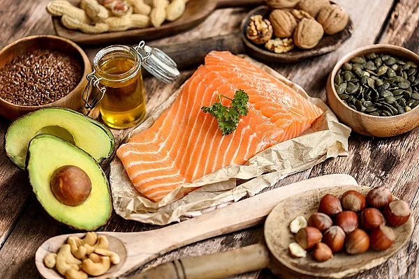 sélection de produits riche en oméga 3 (table rustique bois) omega-3-reiche Lebensmittel, Lachs, Nüsse, Olivenöl
