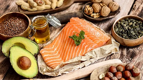sélection de produits riche en oméga 3 (table rustique bois) omega-3-reiche Lebensmittel, Lachs, Nüsse, Olivenöl