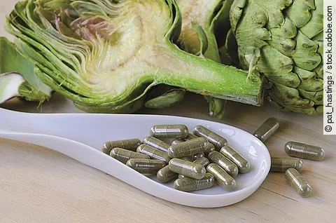 Frische Artischocken mit Kapseln aus grünem Pulver.