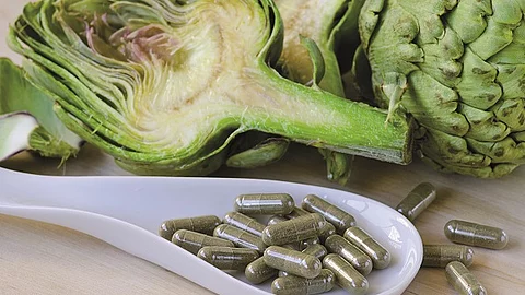 Frische Artischocken mit Kapseln aus grünem Pulver.