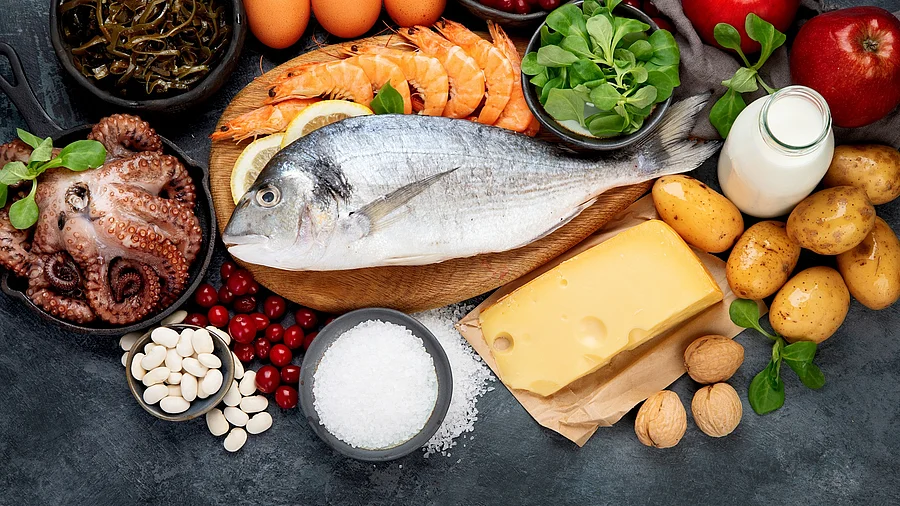 Jodreiche Nahrungsmittel Jodreiche Lebensmittel: Salz, Fisch, Garnelen, Tintenfisch, Käse, Kartoffeln, Walnüsse, Eier