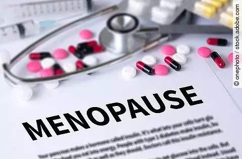 Menopause, Schriftzug, Stethoskop, Hormonpräparate