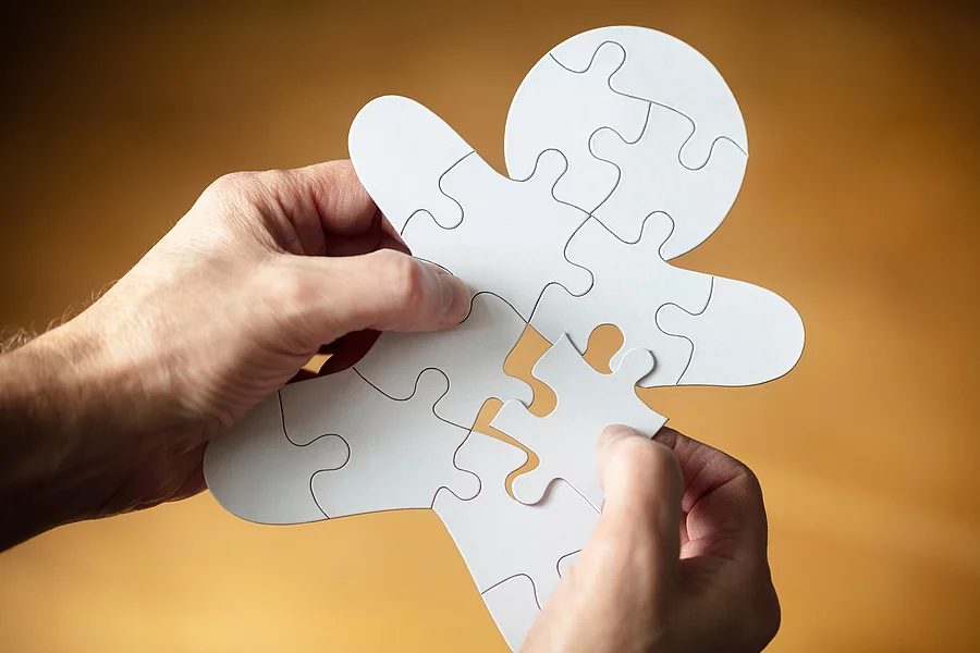 Papiermensch aus Puzzleteilen.