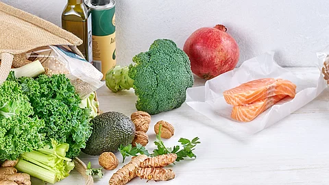 Einkaufstasche mit Gemüse, Lachs, Walnüsse, Ingwer, Avocado