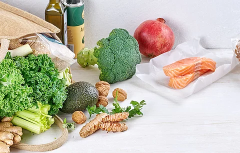 Einkaufstasche mit Gemüse, Lachs, Walnüsse, Ingwer, Avocado