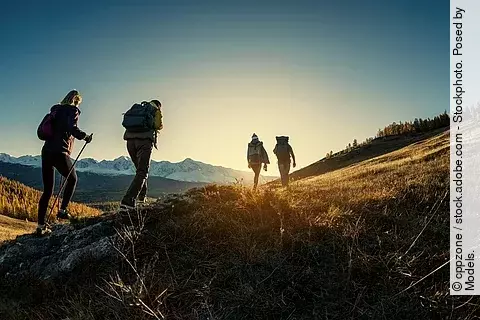 4 Wanderer in den Bergen bei Sonnenaufgang