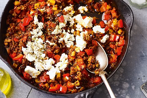 Hackpfanne mit Gemüse und Fetakäse