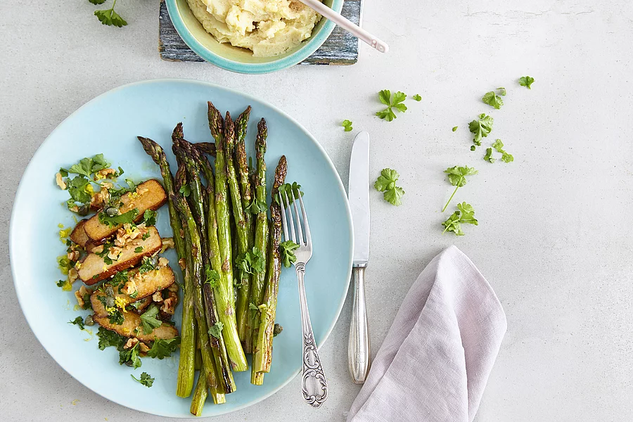 Ofengerösteter Spargel mit Walnuss-Kapern-Tofu und Kartoffelstampf