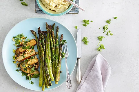 Ofengerösteter Spargel mit Walnuss-Kapern-Tofu und Kartoffelstampf