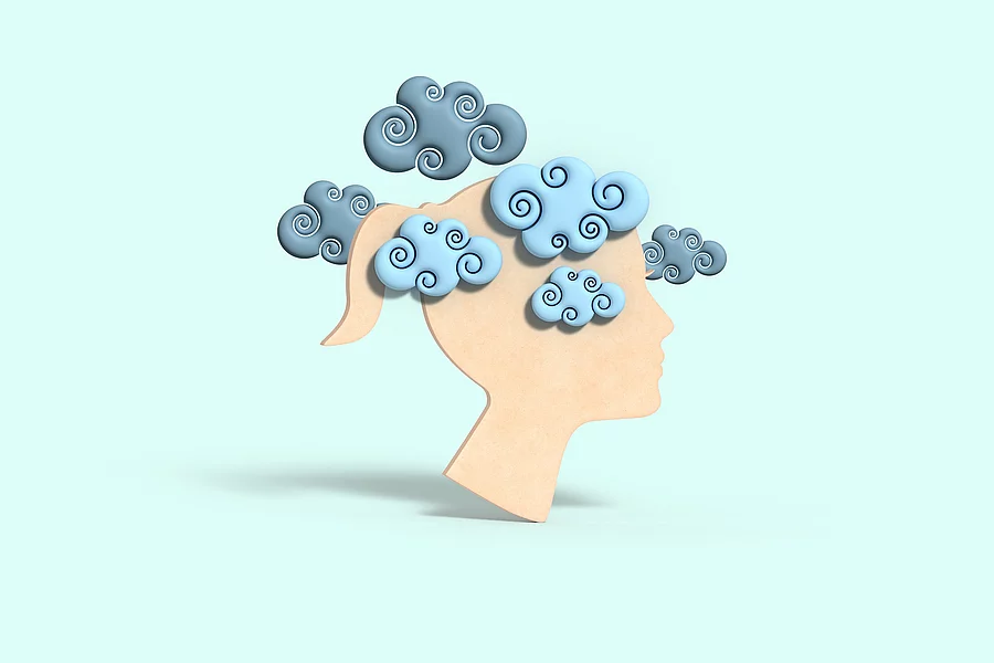Brain Fog illustration, female head with stylised fog clouds, lo Illustration: Frauenkopf, aus dem Nebel-Wölkchen herausfliegen