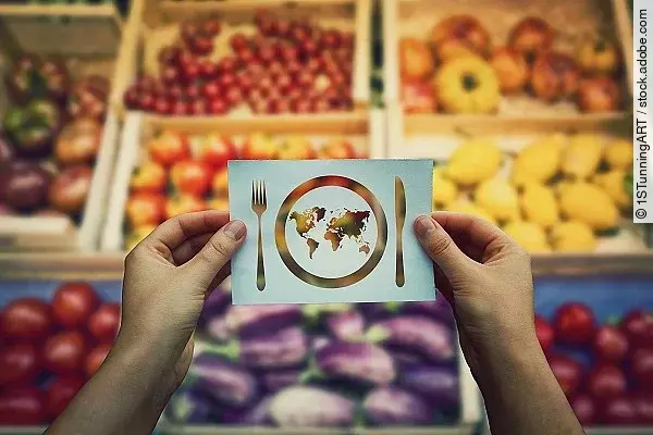 Globale Hungerproblematik vor einem Obst- und Gemüsehändler.