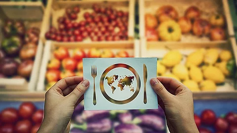 Globale Hungerproblematik vor einem Obst- und Gemüsehändler.