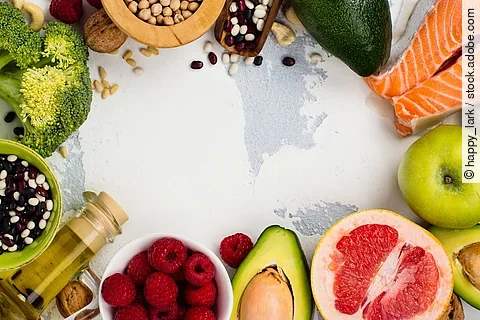 Gesunde Lebensmittel: Lachs, Avocado, Beeren, Apfel, Hülsenfrüchte, Pflanzenöl