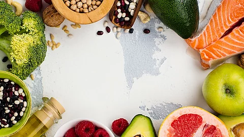 Gesunde Lebensmittel: Lachs, Avocado, Beeren, Apfel, Hülsenfrüchte, Pflanzenöl