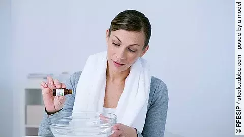 Frau bereitet eine Inhalation vor.