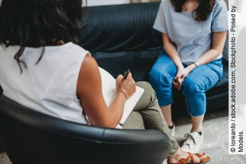 Psychotherapiesitzung, 2 Frauen sitzen sich gegenüber