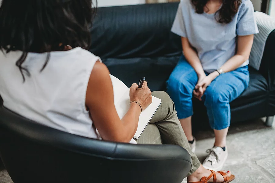 Psychotherapy session, woman talking to his psychologist in the Psychotherapiesitzung, 2 Frauen sitzen sich gegenüber