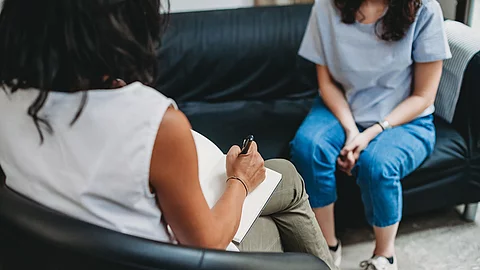 Psychotherapy session, woman talking to his psychologist in the Psychotherapiesitzung, 2 Frauen sitzen sich gegenüber