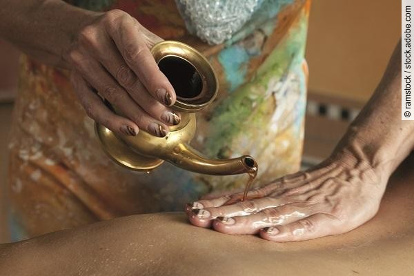 Ayurveda Massage mit Öl.