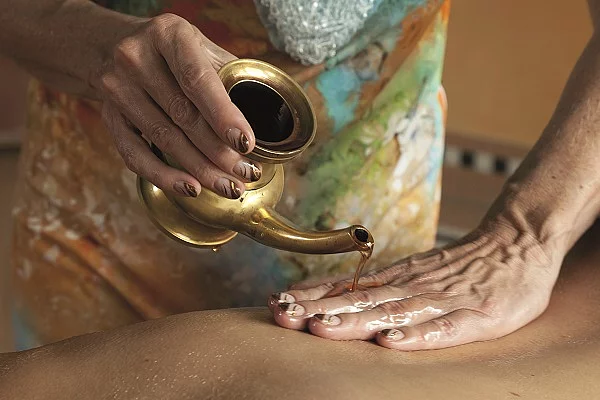 Ayurveda Massage mit Öl.
