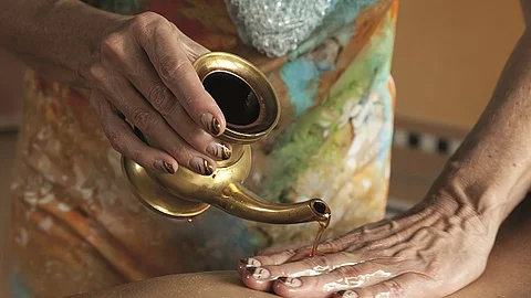 Ayurveda Massage mit Öl.